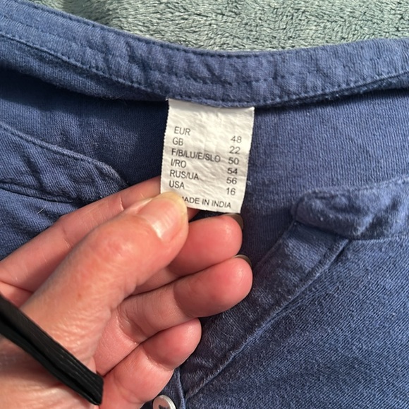 Blue short sleeved blue split V neck with pockets - Picture 2 of 4